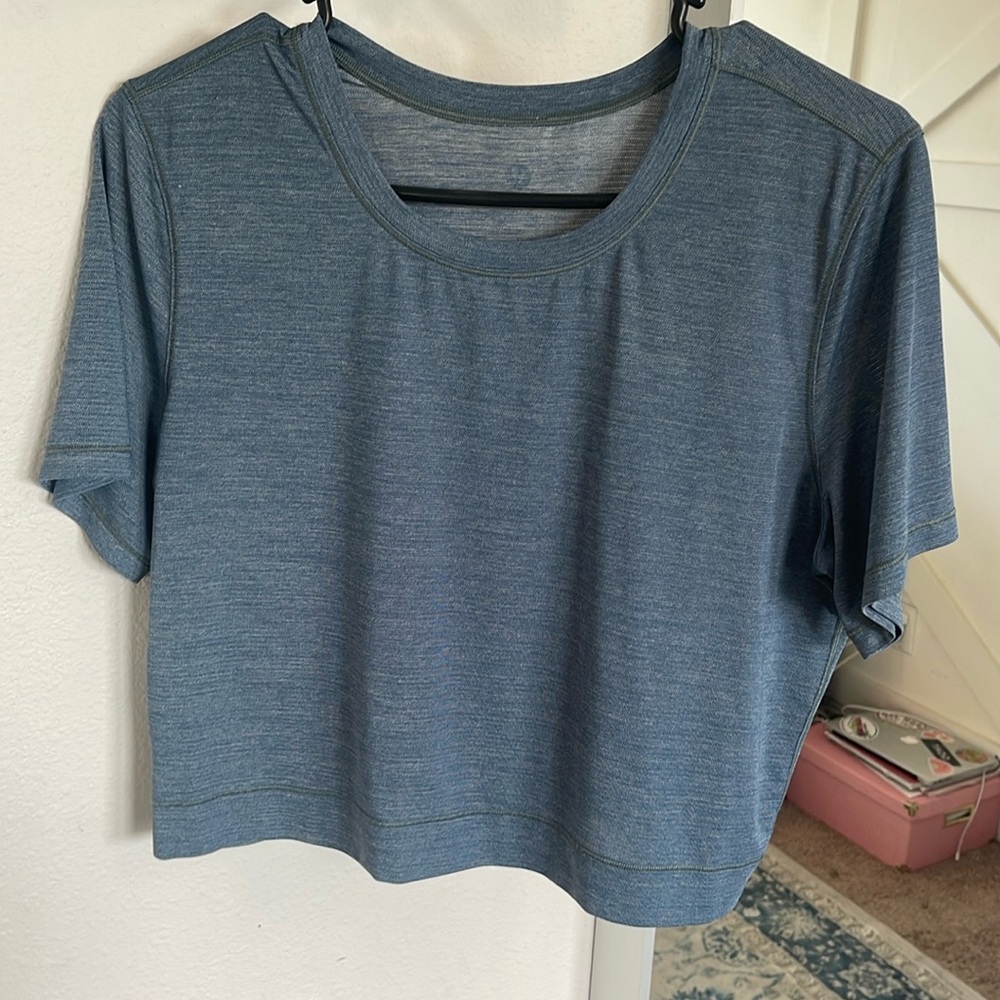 Lululemon cropped athletic tee